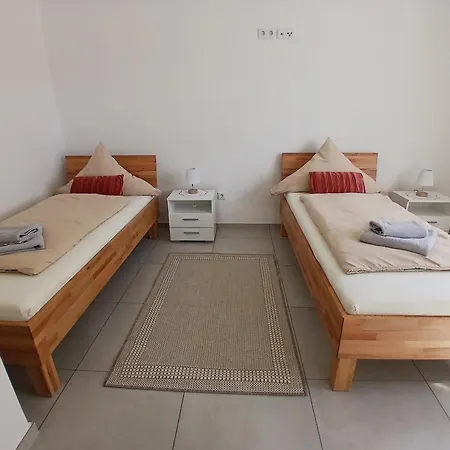 Haus Ornela Gruppenreise 6 Schlafzimmer 3x Bad 2x Küche Garten Grill Eggolsheim